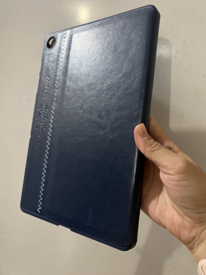 Bao Da Samsung Galaxy Tab A9 Plus X210/ X215/X216 Da PU Hiệu Kaku này được làm bằng da trơn chất liệu cao cấp chắc chắn giúp bao da không bị bong tróc và trở nên bền bỉ hơn, bảo vệ cho chiếc tablet của bạn không bị trầy xước